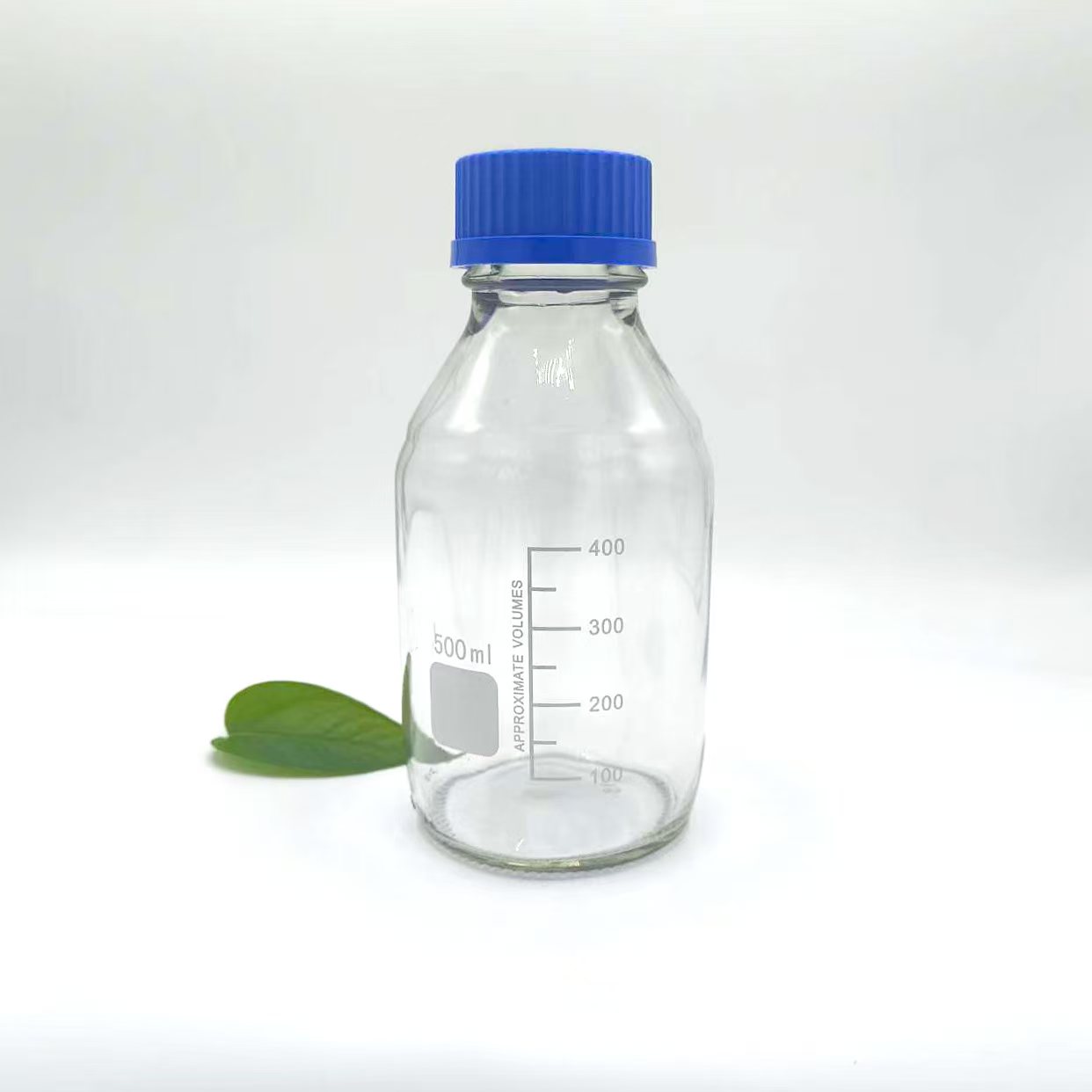 Hvordan løser man udfordringen med sikkerhed i laboratorieopbevaring? Compo giver det perfekte svar med sine innovative glasreagensflasker.